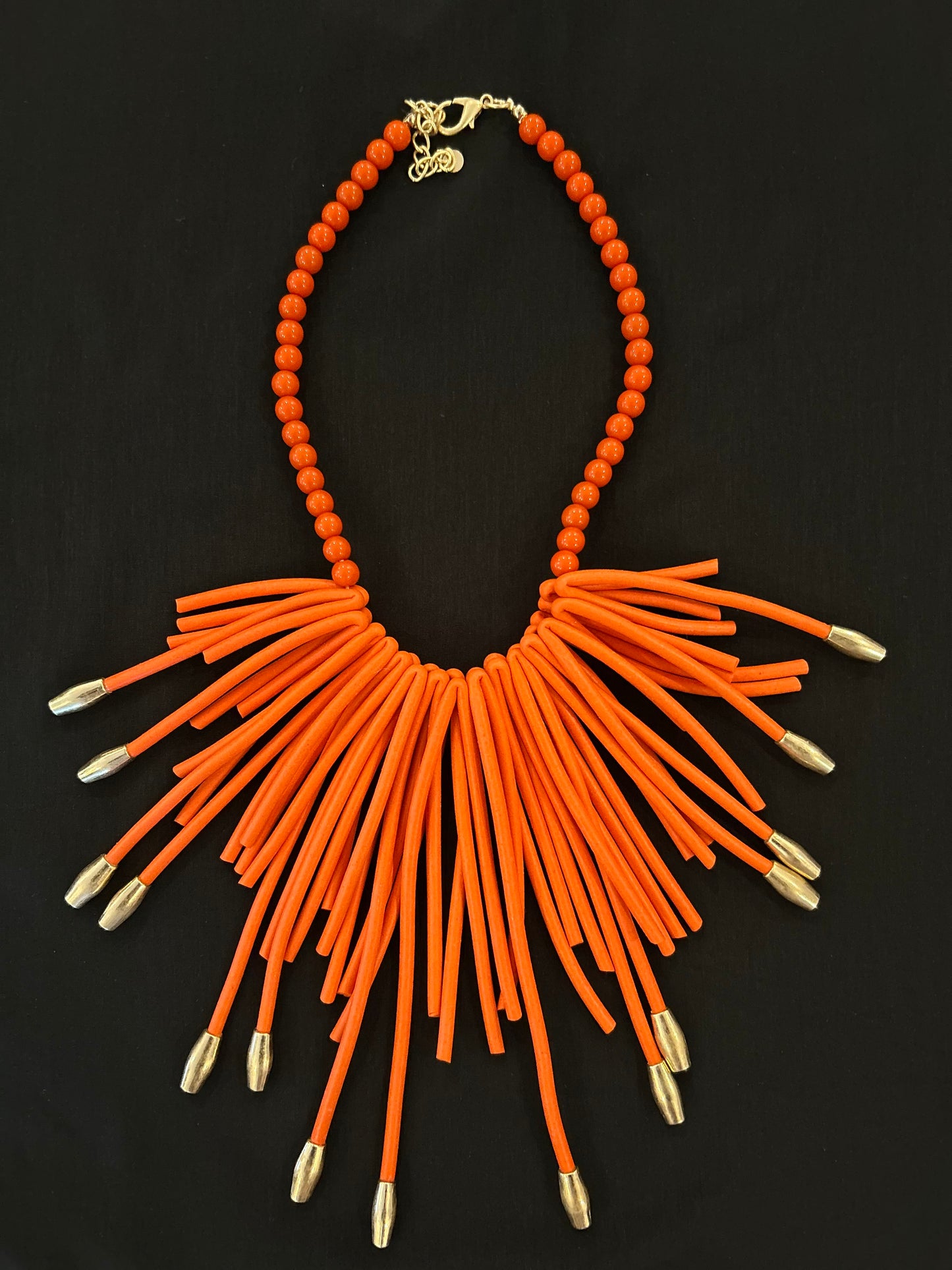 collar naranja fuego tribal