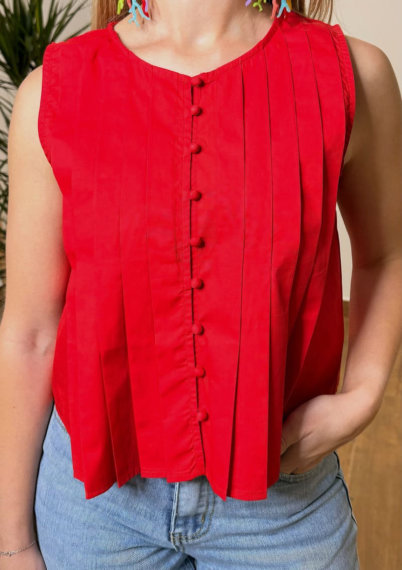 Blusa “Rita” Roja Plisada sin Mangas
