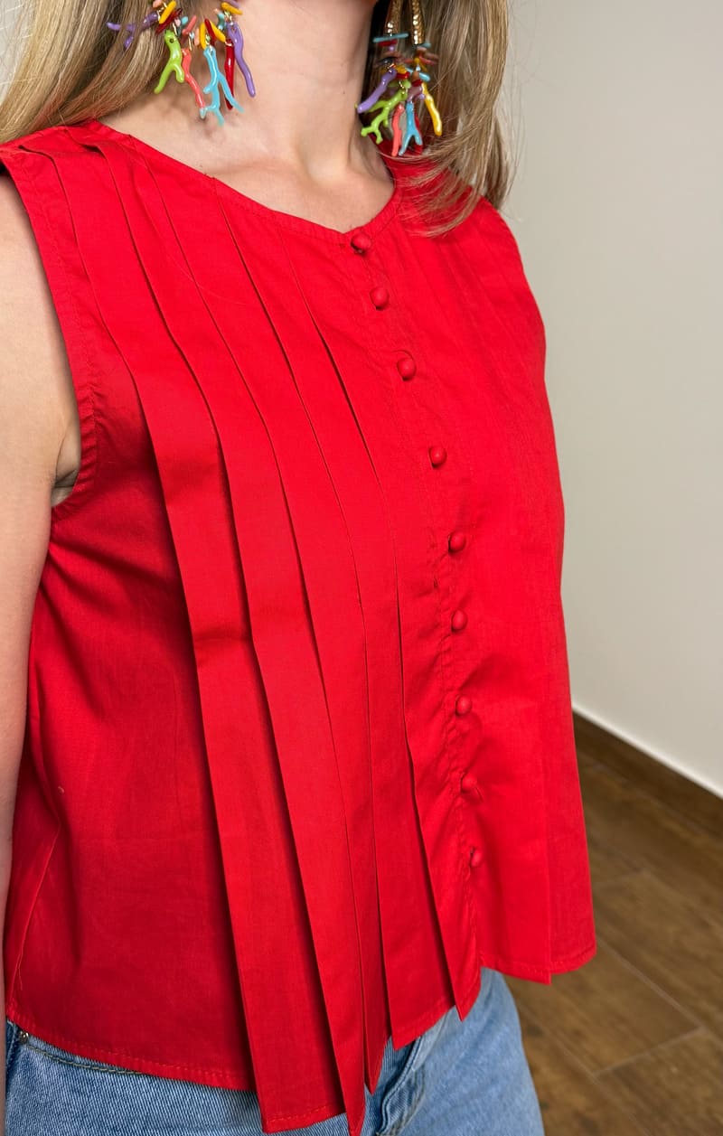Blusa “Rita” Roja Plisada sin Mangas